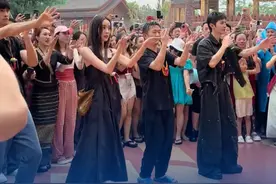 古力娜扎在云南即兴跳起新疆舞 路人:现场男士眼睛都看直了 #新疆舞 #古力娜扎 #娜扎跳舞转到我心里了 #新疆美好推荐官 #维吾尔族姑娘视频封面