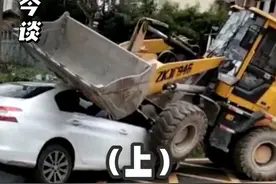 男子开铲车在闹市区撞人，态度嚣张见人就撞，但结局令人舒适 #铲车 #交通事故 #大案纪实 #揭秘视频封面