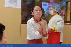 打工人的心酸，海底捞女员工面无表情跳完“科目三”。网友:社恐人懂她 挣钱不寒加油!#海底捞 #海底捞科目三舞蹈来上分了 #海底捞服务员跳科目三 #打工人的心酸视频封面