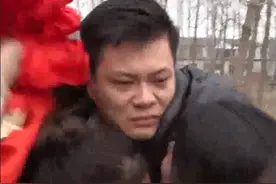 1月30日，河南周口。男婴被抱走31年后找到， 父亲离世母亲精神失常，5名姐姐迎弟弟回家！姐弟双向奔赴抱头痛哭“我的亲人终于回来了！”@抖音寻人 #抖音寻人视频封面