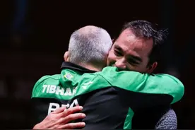 巴西锁定第一枚世乒赛奖牌！雨果赛后拥抱女友和教练，他将与梁靖崑争夺决赛权 #多哈世乒赛 #雨果 （来源：央视体育 编辑：林靓）视频封面