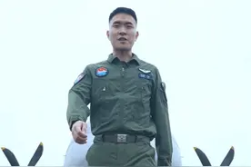 长得萌，飞得远，擒“敌”快。今天，飞行员刘孟珂带你领略传说中的特种机。#强军新征程跑出加速度 #挑战100秒
