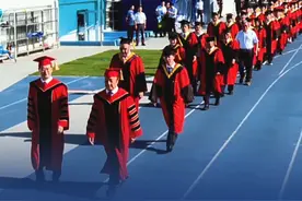 北航毕业典礼上最硬核的方阵！“红袍天团”出场，气势瞬间拉满 6月20日，北京航空航天大学举办2025年毕业典礼暨学位授予仪式。“红袍天团”出场，气势瞬间拉满！#北航毕业典礼上最硬核的方阵（北京日报记者：何蕊）视频封面