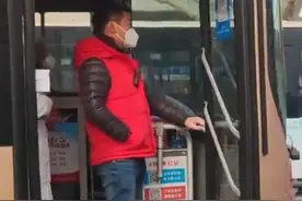 1月14日河南郑州，可爱炸了！郑州的流动核酸检测公交，换上了新的喇叭喊话#河南dou知道 视频封面