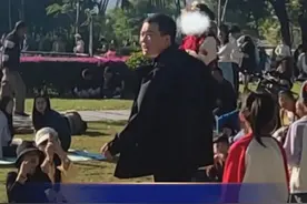 “这是谁的孩子啊”，大哥单手抱孩子找家长，妈妈急忙认领：吃个零食就没看到她了#总有温暖在身边