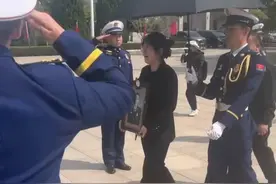 姐姐手捧遗像带弟弟“回家”，26岁河南籍消防员烈士魂归故里，母亲痛哭流涕呼唤“我的儿啊”……#河南dou知道 #媒体精选计划视频封面