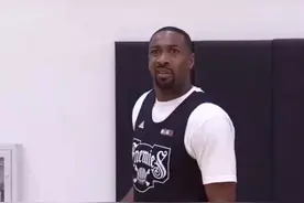 退役的阿里纳斯VS前NBA球员，美式单挑3次运球限制，堪称降维打击视频封面