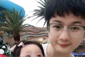六月龄宝宝第一次去海洋馆 别人都说：孩子太小，带出去旅行没有意义！宝宝记不住，大人也累！我只想说：我要她记住干嘛？我只要她加倍快乐#爸爸带娃 #宝爸带娃 #超级奶爸 #人类幼崽成长记 #育儿经验分享视频封面
