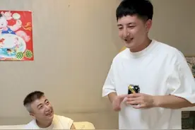 小伙打破传统，突然改口叫岳父岳母爸妈，老两口当场愣在原地