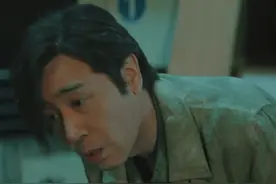 #夜读人生“世界上谁也逼不了你，能逼你的只有你自己。”无论是平凡还是闪耀，真实的样子，永远比完美的假象更有力量。这世界从不缺随波逐流的人，缺的是敢于做自己的勇者。#自洽  #人生智慧