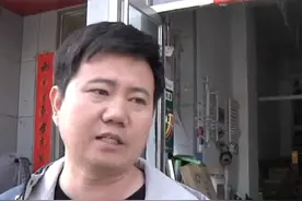3月26日，河南郑州。跑网约车公司要收2400元服务费“不同意就拒绝给我们买保险”买车时价格都比外面贵，服务费都包含了。#都市报道 #抖音精选计划视频封面