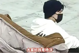 杨洋被偶遇回合肥老家过年 门前停法拉利 坐在村头台阶上看打篮球 网友:这波是村头最靓的仔了~#杨洋 #合肥 #新年快乐视频封面