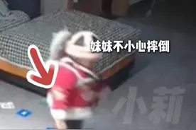 3月18日 江西 妹妹不小心摔倒，妈妈赶紧把她抱起来，姐姐默默看着，故意也倒在妹妹摔倒的地方，妈妈抱起她一瞬间，她哇哇大哭，妈妈：对两个孩子常觉亏欠，会努力做个好妈妈。视频封面