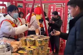春运第二日，汉口火车站内“暖意流动”，泡面、应急物品等免费发放，暖心服务引得返乡旅客纷纷点赞。#白象2025年春运温暖驿站  #白象中国面温暖中国每一面视频封面