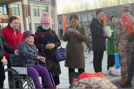 3月19日，山东潍坊，安丘新兵入伍，九旬奶奶前来送孙子，孙子脱帽叩首辞别。青春先报国，家国两难全。#入伍 #入伍参军 #当兵视频封面