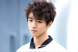 看到王俊凯爸妈在他压力最大的高三生弟弟，才明白他为何不愿回家 #王俊凯 #tfboys #二胎 #弟弟 #偶像视频封面