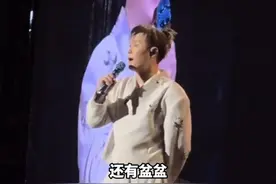 爸爸是女儿最大的“黑粉”，小沈阳演唱会上唱女儿新歌引全场爆笑#小沈阳女儿 #小沈阳唱美美桑内 #小沈阳女儿韩国出道