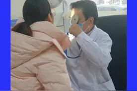 女子咽喉部位扁桃体处每月疼一次，咋回事？ #双侧扁桃体区溃疡 #扁桃体炎 #口腔溃疡 #耳鼻喉娄卫华 #医学科普视频封面