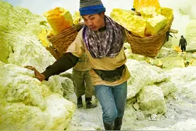 印尼火山口搬运工，每天扛240斤硫磺下山，人均寿命不到40岁视频封面