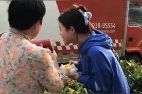 卖瓜阿姨让年轻女孩帮忙录音，声音简直跟超市的 一模一样 #万万没想到 #这操作都看傻了视频封面