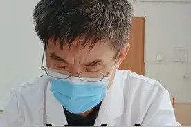 直肠癌5年，复查肿瘤标志物略高，会复发吗？ CA72-4升高可能与消化系统肿瘤、呼吸系统肿瘤、其他恶性肿瘤、良性疾病以及某些特殊情况等有关。
CA72-4（糖类抗原72-4）是一种肿瘤标志物，它在多种恶性肿瘤中都可能出现异常升高。以下是CA72-4升高可能与之相关的疾病：
恶性肿瘤：CA72-4是胃肠道和卵巢肿瘤的标志物，因此如果显著升高，通常见于卵巢癌、结直肠癌、胃癌、乳腺癌、胰腺癌等恶性肿瘤，这些恶性肿瘤血清CA72-4升高幅度较大，甚至可达数十倍或上百倍6。
良性胃肠道疾病：例如胃炎、结直肠炎等，也可有CA72-4数值偏高，其阳性率多为6.7%6。
其他良性疾病：如胃炎、胃溃疡、胰腺炎、胆囊炎等良性疾病，在病情较重或反复发作时，可能会有轻度升高。
特殊情况：长期吸烟、妊娠、服用某些药物等，也可能导致CA72-4暂时升高。
需要注意的是，CA72-4升高只是一个提示，并不能仅凭这项指标确诊疾病。需要结合临床症状、影像学检查、病理活检等综合判断。如果发现CA72-4升高，应及时到正规医院就诊，进一步检查以明确原因。#直肠癌 #肠癌 #肿瘤标志物 #诊室日常 #CA724