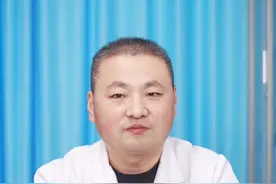 平时总是腰疼腿痛，1个动作帮你缓解。
#腰疼 #腰疼腿疼 #腰椎管狭窄 #腰椎间盘突出 #抖出健康知识宝藏视频封面