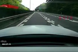 高速上引擎盖突然掀起，前方视野全无，司机仅用20秒化险为夷#高速 #引擎盖 #危险 #驾驶 #广东视频封面