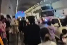 新疆赛里木湖隧道两车相撞起火？游客纷纷弃车狂奔，当地：没起火，已经畅通#媒体精选计划 #隧道 #赛里木湖