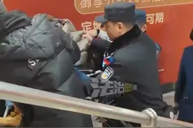 女乘客坐地铁腹痛难忍 站内民警火速出警联系急救车 由于站口没有直梯 民警抬着女乘客上救护车（记者：李越）#社会百态 #民警 #北京视频封面
