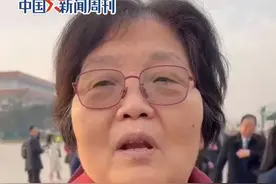 【#代表说不要偷懒让AI替代自己工作】近日，全国人大代表、编剧赵冬苓在接受@中国新闻周刊 采访时表示，Deepseek等是很好的辅助性工具，但AI无法取代创造性的工作和劳动。她曾尝试用AI写剧本，结果“非常的悬浮，非常的套路”。她认为，AI的出现对青年编剧是非常大的挑战，但真正优秀的编剧是不会被埋没的。建议青年编剧“不要投机取巧，不要试图用AI取代自己的工作，而是要进行真正的艺术探索”。#周刊君带你看两会视频封面
