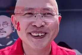 4月13日，江西南昌。刀郎2025巡回演唱会南昌站火热开唱，男子自掏腰包几十万免费送刀迷纪念品：“刀迷全国各地追随刀郎，希望他们不虚此行。”（记者：赵荆威 赵博宇）#刀郎 #刀郎南昌演唱会视频封面