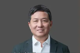 睡眠不足对身体有哪些影响 大家好，我是精神科王医生，上一期给大家科普了什么是睡眠？相信大家对睡眠已经有了初步的了解，这一期给大家分享一则实验-（睡眠剥夺实验），睡眠剥夺简单来说就是通过采用人工技术减少正常睡眠时间，造成睡眠障碍，以研究睡眠丧失或睡眠限制后对机体产生的影响，科学家曾研究过如果长时间不睡觉人体会发生怎样的变化，根据当时的实验记录显示：
人在48小时内不睡觉时会出现困倦、精力下降、全身乏力等不适。
在持续72小时不睡觉时会变得急躁不安，随后出现恶心症状，记忆力也出现问题
在第四天的时候会产生错觉、幻觉
到了第7天的时候会出现精神失常，自言自语，行为紊乱等
到了第11天的时候大脑功能严重退化，并在报告中指出，试验者几十年后患上了严重的失眠症。
#医学科普 #知识科普 #睡眠质量 #睡眠障碍 #睡眠不足视频封面