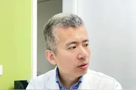 孩子面部外伤后未缝合处理，导致疤痕凹陷 孩子面部外伤后，伤口很深，却没有选择缝合处理，自然愈合后留下凹陷性疤痕，主任面诊现场科普。#疤痕 #凹陷性疤痕 #外伤缝合 #美容缝合