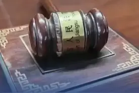 【寻衅滋事！#男子不满敬酒顺序太靠后持刀砍人】 2022年10月，王先生做东在南京一家火锅店宴请好友，张某、李某应邀前来。酒过三巡之后，王某跟李某开始敬酒，由于没有使用尊称，并且顺序比较靠后，张某觉得没有受到尊重，与王某发生争执。被大家短暂劝开后，张某越想越气，冲到厨房找来菜刀，冲向了王先生。李某上前阻止，多个部位被刀划伤。随后，警方赶到将张某控制住。经鉴定，李某构成轻伤二级。近日，法院审理后，以寻衅滋事罪判处张某有期徒刑9个月，缓刑1年。视频封面