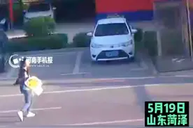 5月19日，山东菏泽，女友前来看望消防员男朋友。网友：竟然只用一只手抱起来她。#消防员 #人间温暖 #520 #山东dou知道@抖音短视频 视频封面