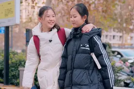 小学生闺蜜，也会相互攀比吗？ 和闺蜜的消费观一致该有多爽啊！小学生闺蜜和初中闺蜜一样都会攀比吗？害怕朋友吃苦，又怕朋友开路，原来是真的啊！朋友是自己选的家人！#剧情演绎  #朋友是自己选的家人 #导演李娜 #小学生 #人类幼崽成长计划视频封面