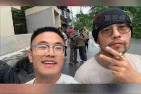 周杰伦现身日本京都街头，不少人晒出偶遇合照，网友：周杰伦成打卡景点了#周杰伦