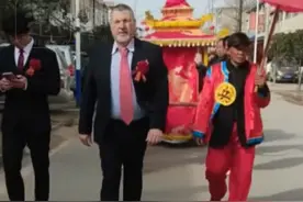 安徽小伙用中式婚礼迎娶俄罗斯媳妇，岳父霸气走在花轿前送女儿出嫁，知情人：女孩父母很喜欢中国传统文化视频封面