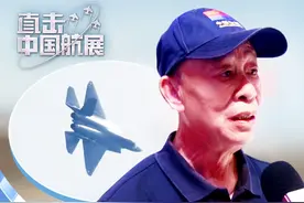 傅前哨：颜值即战力！歼-35A性能碾压F-35 时事评论员#傅前哨 在接受直新闻记者采访时表示，歼-35A在同类隐身战机中颜值高，性能好，外观光滑流畅，且机腹非常平整，在隐身方面已经设计到了极致。#直击2024中国航展  #在航展被官方审美硬控视频封面