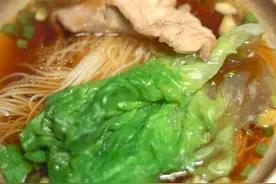 #抖音美食创作人 #抖音美食记 自己熬的猪油煮出来的清汤面，竟也不失风味，大家可以试试，真的挺赞的！视频封面