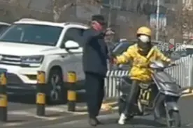 2月7日，昆明。过斑马线时的美好一幕！#外卖小姐姐暖心相助不方便老人 ，她明明很赶时间……#社会百态 #社会正能量视频封面