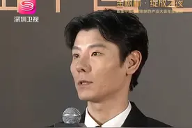 红毯上，当深圳卫视主持人冯禧问起蒋奇明，怎么才能快速变成广西本地人，他教了大家一个神奇的词，你学会了吗？#中国电视剧制作产业大会年度盛典 #首届金树林绽放之夜正式启动 #金树林绽放之夜红毯视频封面