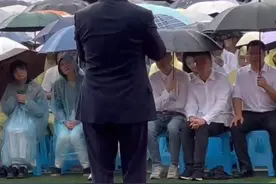 重庆医科大学2023级新生开学典礼突然下雨，校长致辞环节，该校校长黄爱龙走下讲台与新生共赴风雨！视频封面