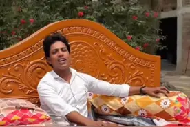 印度小伙开“床车”上路 卖掉妻子珠宝，耗资20万卢比打造 摩托大队一路跟随拍摄视频封面