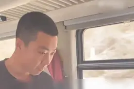 火车上小孩一直哭闹无人制止，小伙忍一小时后决定去“吓唬”一下，孩子家长：他智力有问题 听不懂说话，小伙后悔自扇耳光：正义使者消失了  #火车  #小孩哭闹  #正义使者  #一次主动换来一生的内向视频封面