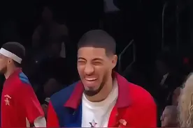 笑死！哈利伯顿与裁判斗嘴，结果被一招拿捏了#NBA裁判模仿哈利伯顿投篮 #搞笑NBA @TyreseHaliburton哈利伯顿视频封面