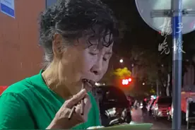 南京阿姨10元“手冲”咖啡火了：忙得12个小时没吃饭，实在干不动了视频封面