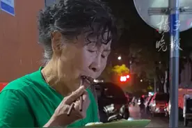 南京阿姨10元“手冲”咖啡火了：忙得12个小时没吃饭，实在干不动了视频封面