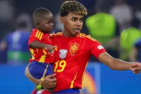 17岁的亚马尔抱着弟弟站在球场，好像在说：这是哥哥为你打下的江山！#亚马尔抱着弟弟庆祝夺冠 #亚马尔与西班牙球迷庆祝夺冠 #亚马尔 #欧洲杯视频封面