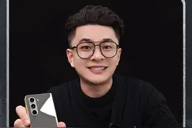 大山里的孩子，因你的一次开合而拥抱希望。#三星 #心系天下 #w25 #三星折叠手机 #数码科技